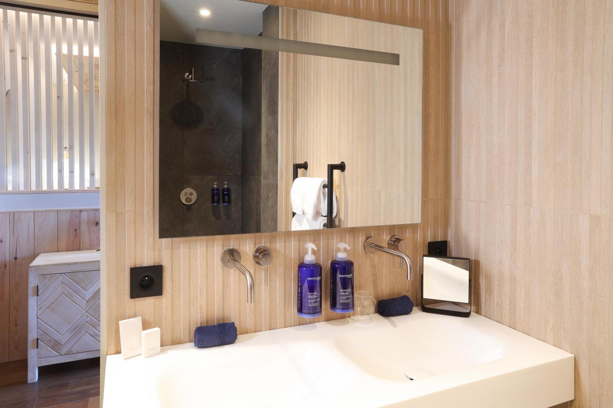 ארסשון Les Vagues Hotel & Spa מראה חיצוני תמונה